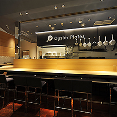 間近でキッチン風景が見えるライブ感あるカウンター席