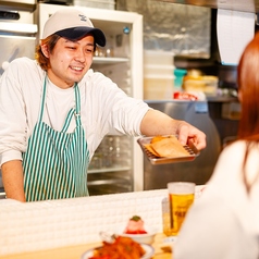 【出来立て料理をカウンターからお届け】肉のウヱキは揚げ物が自慢!活気のあるスタッフが愛情込めて作る看板メニュー「メンチカツ」をはじめ、こだわりの肉料理を出来立てアツアツでお席へお届けします♪全ては最高においしい状態でお客様に味わってほしいから……!