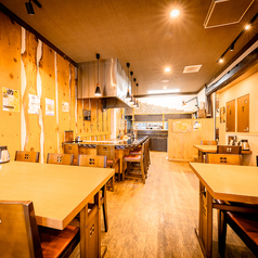 2人掛けのテーブル席は、親密な雰囲気を大切にした空間です。プライベート感もしっかりあり、周囲を気にせずに会話を楽しむことができるため、デートや特別な日の利用に最適です。