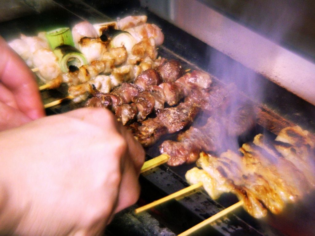 毎日一本一本串打ちされた地鶏が炭火で豪快に焼かれています！！