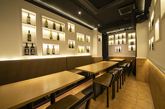 お子様連れの方が快適に過ごせるよう、完全個室にはベビーフェンスが設置されている部屋もあり、安心して食事を楽しめます。家族でのお祝い事、親子での食事会、ママ会などにも使いやすい仕様です。広めのテーブルとゆとりあるスペースでストレスなく過ごせるのも嬉しいポイントです。