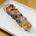 料理メニュー写真&nbsp;ふっくらジュージー。王道の若鳥もも串。