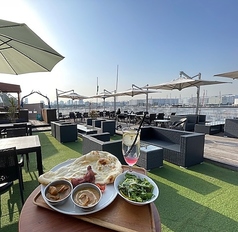 ハワイアンミュージックが流れるお洒落な明るい雰囲気の店内は全面ガラス張りになっております。外の景色をみながらごゆっくりとお食事をお楽しみください♪