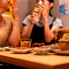 広々とした店内では、各テーブルの間隔をしっかり確保しています。周りを気にせずリラックスできる快適な空間で、友人や同僚との楽しいひとときを安心してお過ごしいただけます。お食事と共に、素敵な時間をお楽しみください!