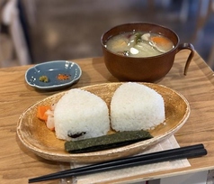 おにぎり＆本日のミソスープの写真