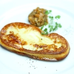 チーズの旨味がたっぷり楽しめる★濃厚もちもちチーズをこんがりと焼き上げたチーズのステーキです！