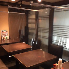 落ち着いた和空間の過ごしやすいお席【テーブル席(4名様×4・2名様×8・最大40名様)】落ち着きのある和空間は、テーブル席の間の簾を降ろすと半個室空間となり、お隣を気にせずにお過ごしいただけます。机の配置を変更可能で、最大40名様までご利用いただけます。接待から大人数のご宴会まで、様々なシーンで是非どうぞ。