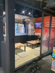 【テーブル】ゆっくりとくつろげるな和空間にうっとりしてください☆各種ご利用いただけるお席は会社宴会を始め、女子会、誕生日会、合コンなど様々なシーンにご利用頂けます!!洗練された空間でお寛ぎ下さい!!各席モニターを完備しておりますので、広々とした少人数個室でいつもとひと際違うお食事を☆