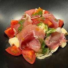 地元産トマトと生ハムの冷製パスタ
