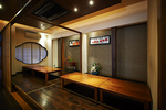 黒御影石を置いた落ち着いた2階個室は、接待にも最適。最大15名様までゆったりお寛ぎ頂けます。