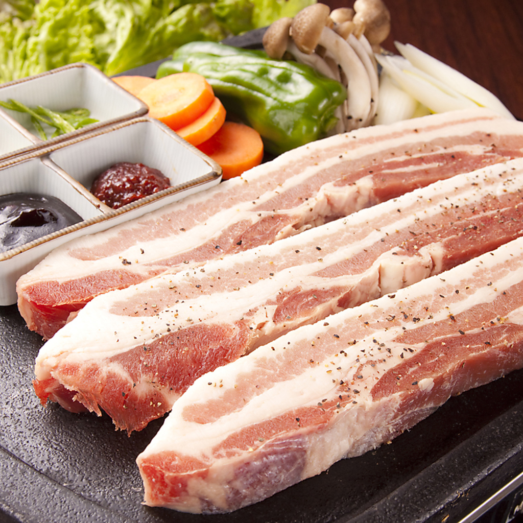 当店自慢の厚切りサムギョプサル♪リピーター続出中です♪