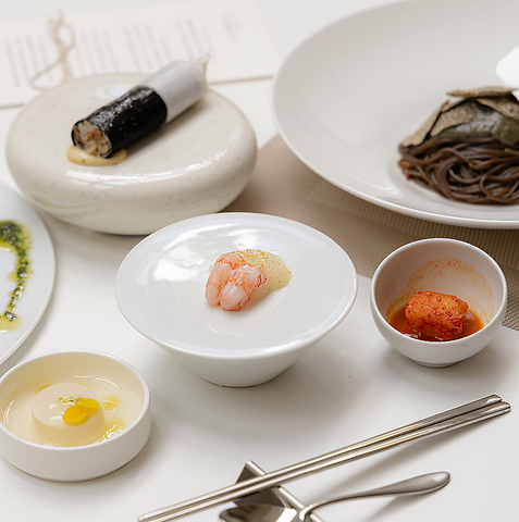 韓国のモダンな料理を解放感のある店内で食べられる。