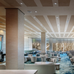 明るい日差しが差し込む空間で、庭にいるような心地よさを感じられるテーブル席です★シックで落ち着いた色合いのテーブルや、座り心地の良いチェアがリラックス感を演出いたします♪大きな窓の外に広がる緑を眺めながら、優雅なひとときを満喫できる、くつろぎの特等席をどうぞ◎