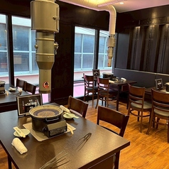 【2階フロア・4名テーブル5卓、2名テーブル1卓、3名テーブル1卓、2名カウンター席2卓】テーブルの組み合わせで、12～15名様など大人数でのご利用にも対応可能。職場の宴会やサークルの打ち上げにぜひどうぞ。