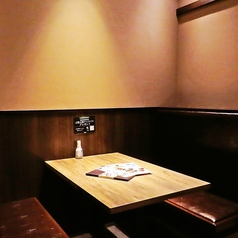 【2名様～4名様向けのテーブル席】隣と仕切られたBOX型のお席や半個室風のお席などを多数ご用意しています。高級感のあるテーブル席ならお祝いごとにもおすすめです。