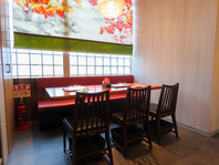 紅葉彩る明るい特等席★赤いベンチでゆったりとお食事を