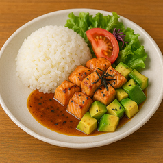 炙りサーモンとアボカドのプレート