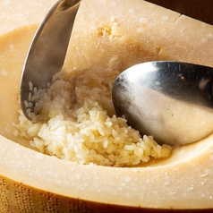 お席の目の前で仕上げます!!イタリア産グラナパダーノの器で作る濃厚チーズリゾット