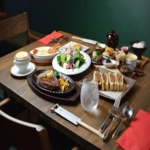 前菜からメインのステーキ、デザートまで、物語のように流れるコース料理を提供しております。