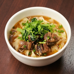 煮込スペアリブ刀削麺