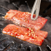 ご飯が進む！【名物カルビ】は店内でじっくり仕込んだ『やみつき自家製タレ』が肉の旨味を極限まで引き出します。100gという衝撃のボリュームに大満足！