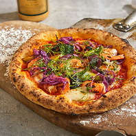 焼きたて熱々！モチモチ食感♪薪窯で焼き上げる本格ピザ