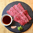 【黒毛和牛のタタキ】黒毛和牛のタタキは、極上の味わいを楽しめる逸品です。厳選された高品質な黒毛和牛を軽く炙り、薄くスライスして提供。香ばしさと柔らかな食感が絶妙に調和し、贅沢な味わいが口いっぱいに広がります。