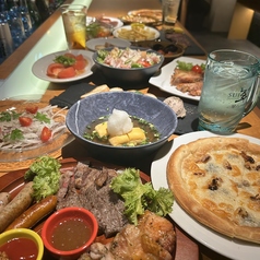 お洒落な空間で至福の一杯を楽しむことができるメインカウンターです。カウンターの上には美しく整列したグラスが並び、バーテンダーが心を込めて作るカクテルや厳選されたお酒が揃っています。好みがございましたら気軽にお声掛けください。