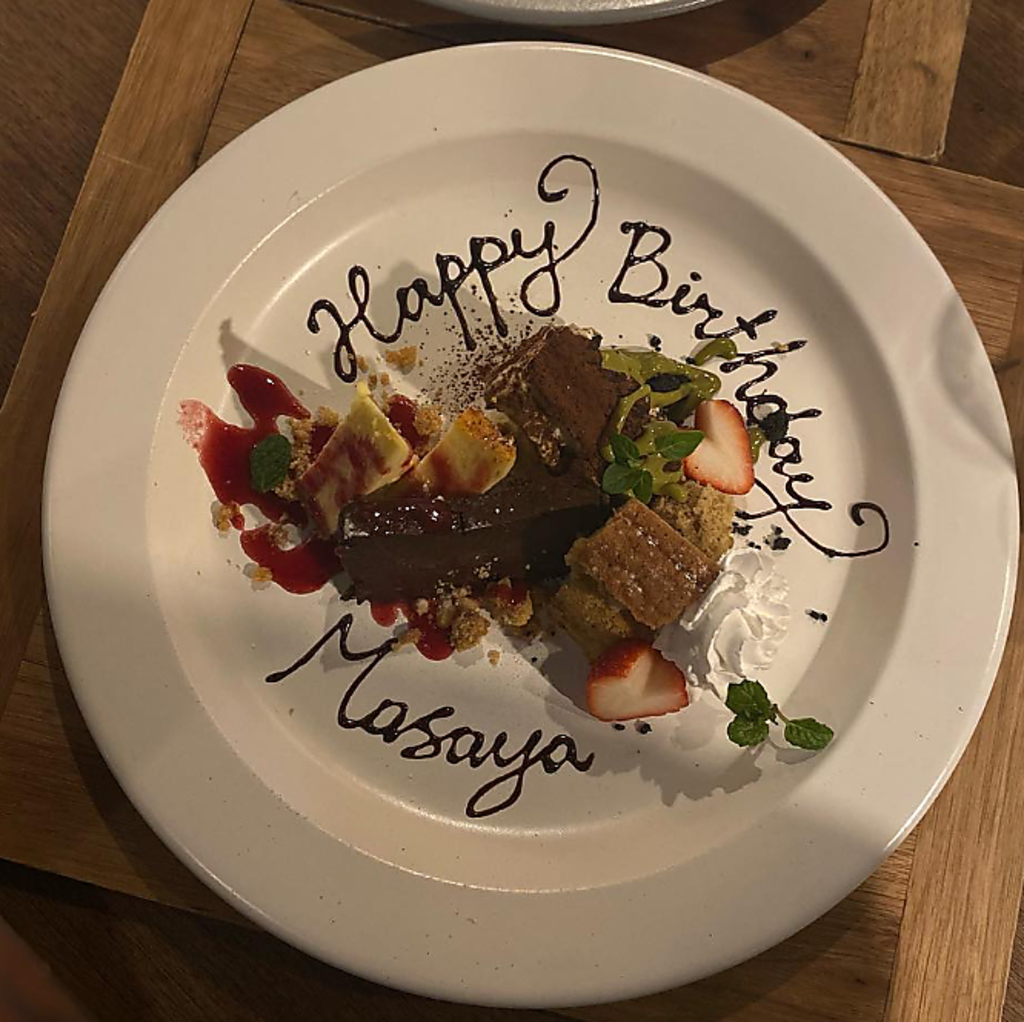 お誕生日や記念日には、心を込めたメッセージ入りのデザートプレートをご用意いたします。