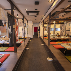 アットホームな店内は、全62席の広々とした空間。貸切にも対応しておりますので、会社の宴会や打ち上げ、歓送迎会など幅広いシーンでご利用いただけます。お集まりに最適なお肉の盛り合わせなどもございますので、心ゆくまで酒宴のひとときをお楽しみください。