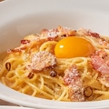 料理メニュー写真&nbsp;【クリーム味】ヨード卵・光と吊るしベーコンのレッドカルボナーラ
