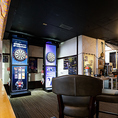仲間同士で競い合いながら盛り上がること間違いなし！店内にはダーツ機を設置しており、美味しいお酒と料理を楽しみながら遊べるアミューズメント要素も満載です。お食事の後の二次会利用としても、賑やかで楽しいひとときを提供いたします◎