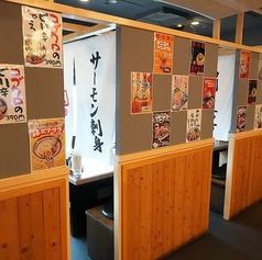 店内はどこか懐かしい風情が漂う店内となっており、昔ながらの魅力的なメニューが豊富にそろっております。下町酒場のような親しみやすい雰囲気とリーズナブルな価格で気軽にご利用いただける大衆酒場となっております！