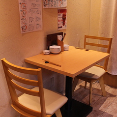 ゆったり座れるテーブル席は2名様掛けが2テーブルあります。また、すだれで区切られております。
