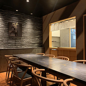 個室は、4名様、6名様、8名様、最大10名様までと、各シーンに合わせご利用いただけます。プライベート感を大切にした落ち着いた空間で、家族や友人との特別なひとときをお楽しみいただけます。大切な会合やお祝い事に最適な環境をご提供し、心地よい時間を演出します。