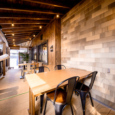 4名様用のテラス席は、周囲の景色と心地よい風や温かな日差しを感じながら、リラックスしたひとときをお過ごしいただけます。ペットの同伴も可能です♪お一人様から気軽にご利用可能です。また、席を合わせて合計10名様でのご利用も可能です。