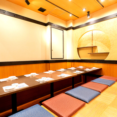 【掘りごたつ宴会】新年会などの各種会社宴会、同窓会、二次会など大人数での団体利用まで、幅広い用途にご利用いただける掘りごたつ席ございます。みんなでワイワイたくさん飲んで食べて盛り上がるも良し、ゆっくりと語らいながら過ごすのも◎