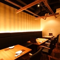 雰囲気もよく人気のお席。半個室の造りになっているので、ご宴会にも最適です。新宿 居酒屋 日本酒