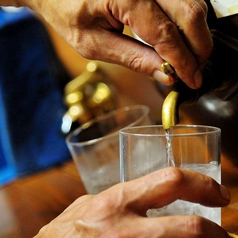 蛇口から一杯ずつ注ぎ入れる芋焼酎は当店一番人気！の写真