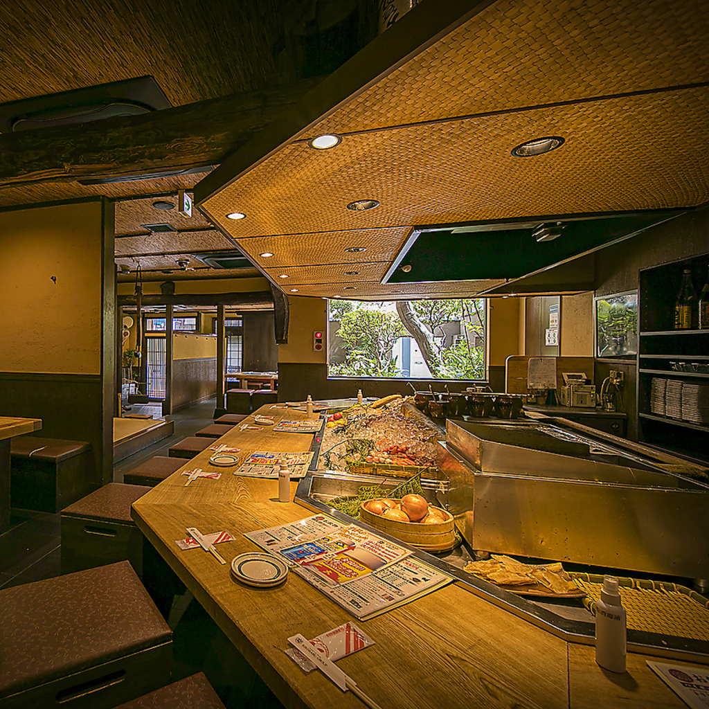 カウンター席に座ると、目の前に炉ばた焼の新鮮素材がズラリ！