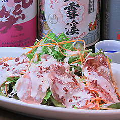 生ハムと温泉卵のシーザーサラダ