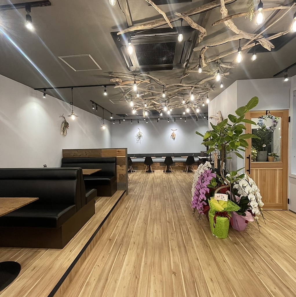 落ち着いた雰囲気の店内でご友人やとご家族とゆっくりとお過ごしください。