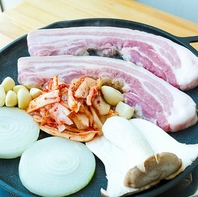 鹿児島県のブランドポーク:皮付き豚バラ肉:の鉄板焼きが