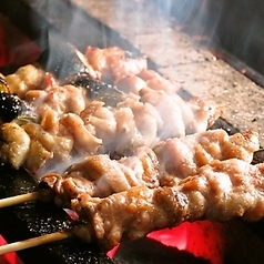 炭火でじっくり焼き上げる焼鳥