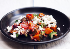 季節の野菜とブルガー小麦、フェターチーズのサラダ