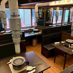 【2階フロア・4名テーブル5卓、2名テーブル1卓、3名テーブル1卓、2名カウンター席2卓】2名様用カウンター席も完備しており、おひとり様やデートにもおすすめ。用途に合わせてレイアウト変更も可能です。