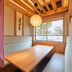 ご家族の団らんから、友人同士の会食、さらに大人数での宴会まで、幅広く対応させていただける個室から広間までご用意しています。