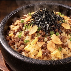 牛そぼろの石焼きガーリック炒飯