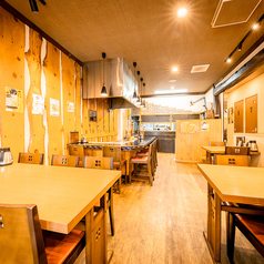 カウンター席は、落ち着いた雰囲気の中でリラックスしながらお食事を楽しむことができます。何よりも、鉄板焼きの調理風景を目の前で楽しめるのが魅力のお席。お一人様やカップルに最適で、気軽に訪れていただけるアットホームな空間を提供しています。