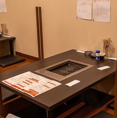 【少人数でゆったりと過ごせる掘りごたつ♪】足をのばしてくつろげる掘りごたつ席は、友人や家族でのお食事にぴったりの空間◎ゆったりとした時間をお楽しみください。